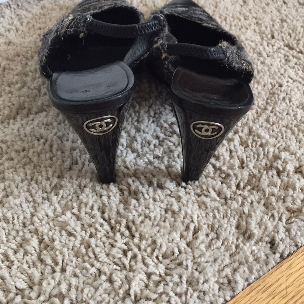 Sz. 38 Chanel’s. It does not fit me. Very clean.